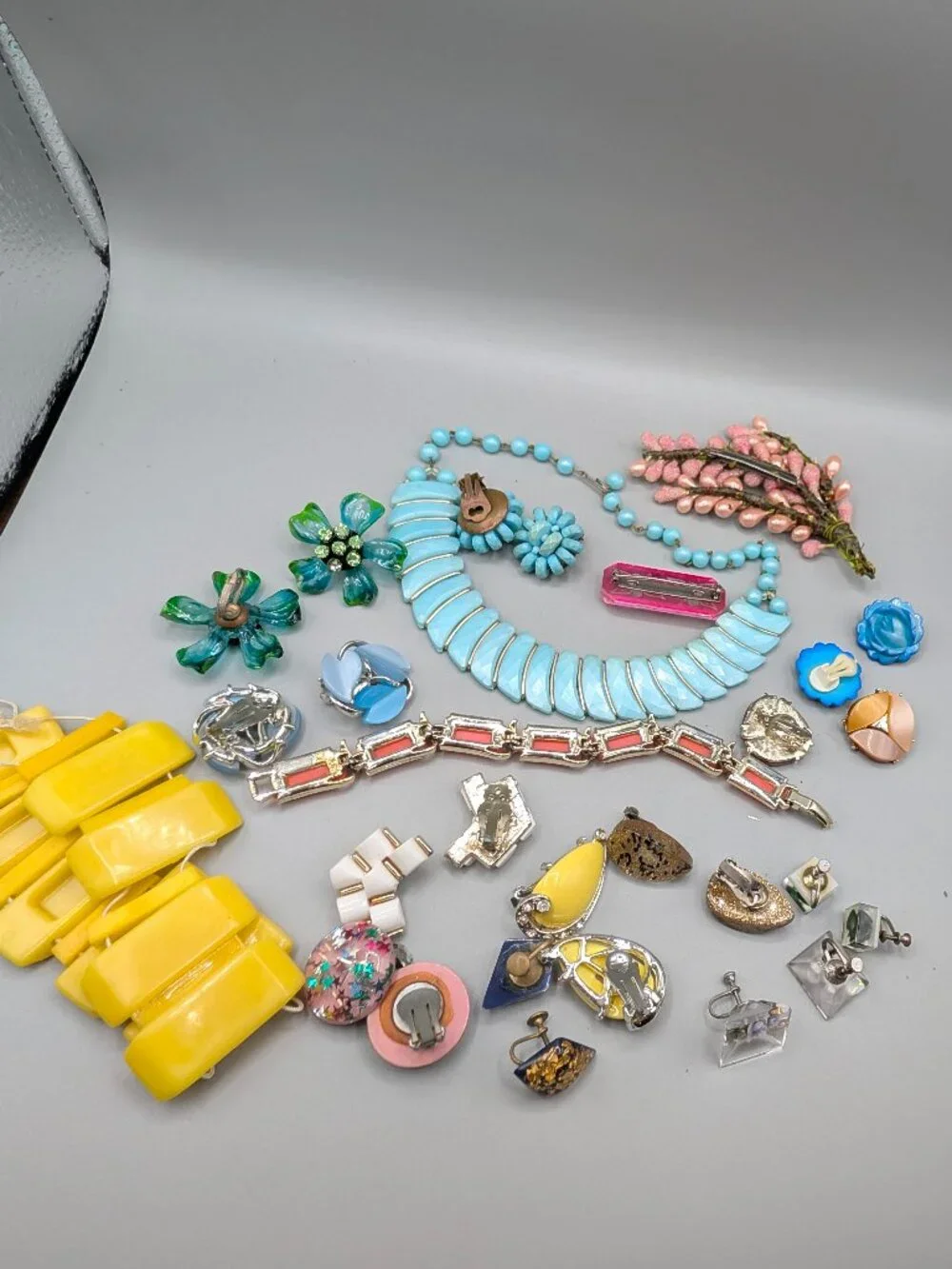 Vintage Early Plastic Jewelry, 12 Pairs Earrings +more - Picture 14 of 14